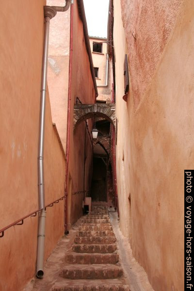 Rue de l'Arcade à Roussillon. Photo © André M. Winter