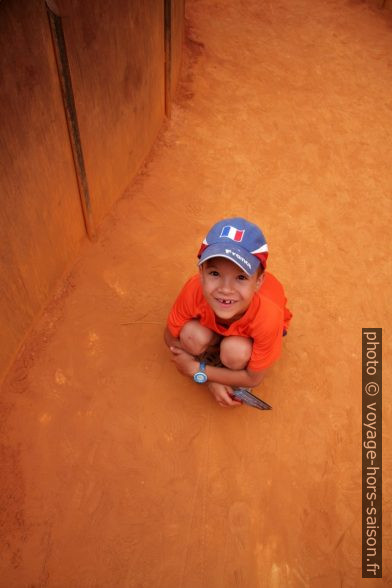 Nicolas dans le sable rouge des ocres de Roussillon. Photo © Alex Medwedeff