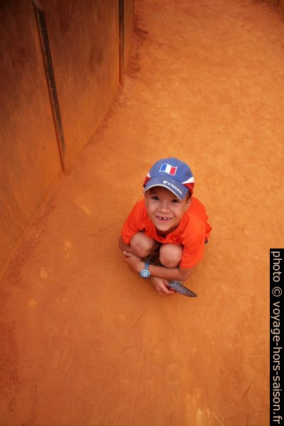 Nicolas dans le sable rouge des ocres de Roussillon. Photo © Alex Medwedeff