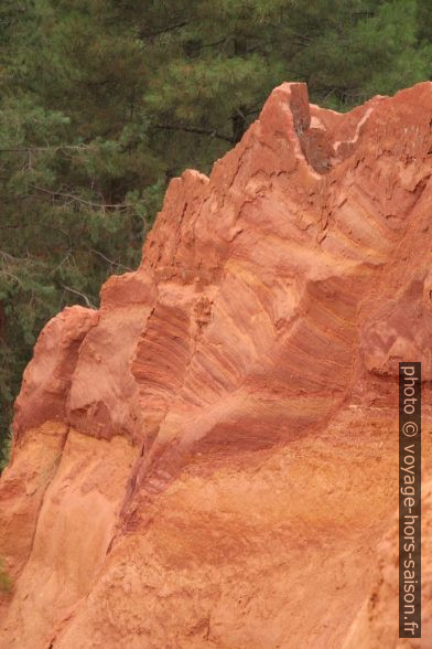 Drapeaux des ocres de Roussillon. Photo © André M. Winter