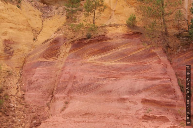 Rouge sombre des ocres de Roussillon. Photo © André M. Winter