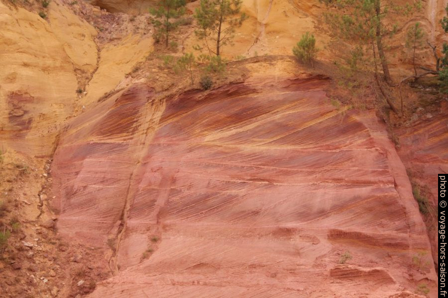 Rouge sombre des ocres de Roussillon. Photo © André M. Winter