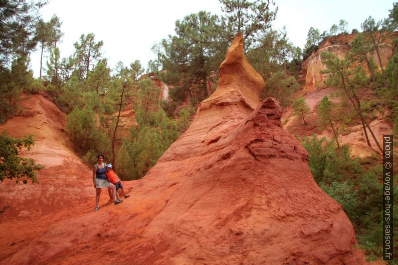 Alex et Nicolas dans les ocres de Roussillon. Photo © André M. Winter