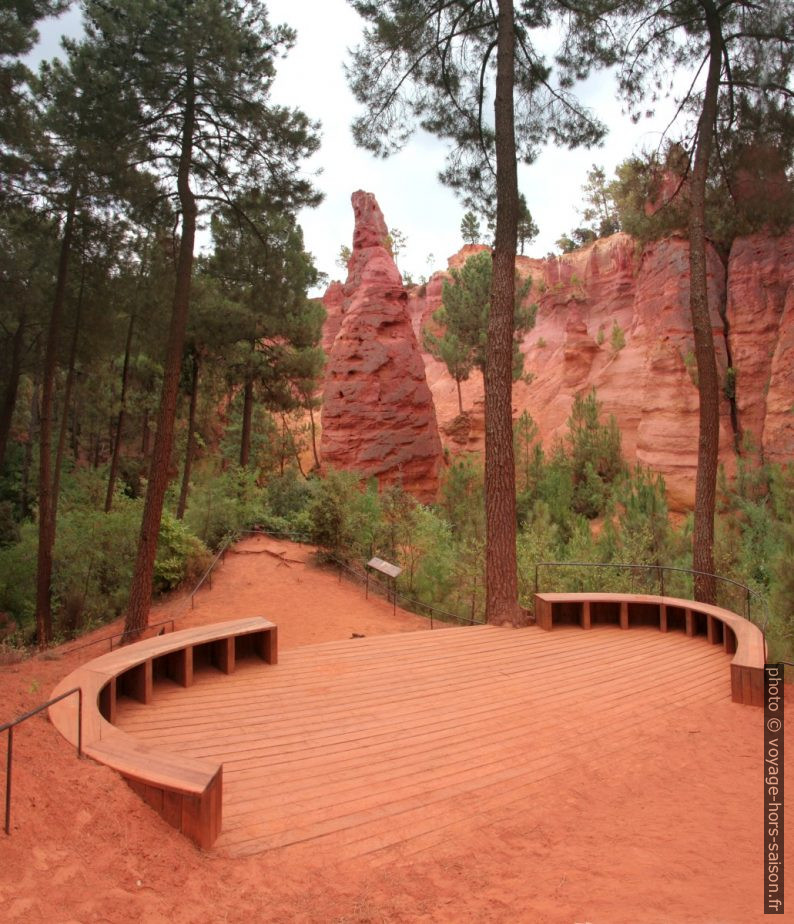 Sentier aménagé dans les ocres de Roussillon. Photo © André M. Winter