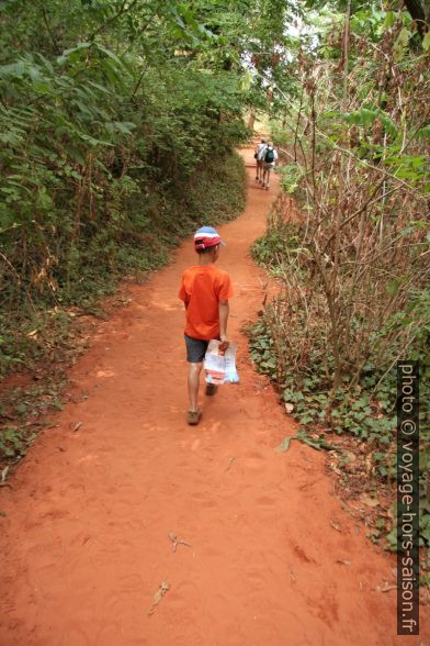 Nicolas sur un chemin dans les ocres de Roussillon. Photo © André M. Winter