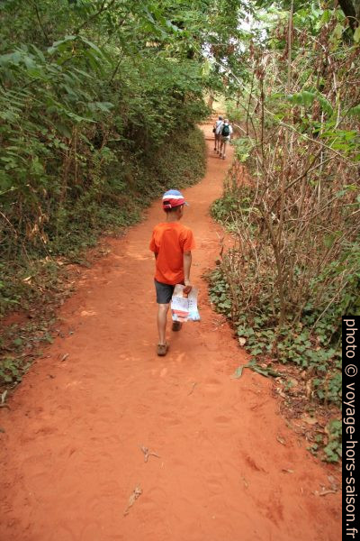 Nicolas sur un chemin dans les ocres de Roussillon. Photo © André M. Winter