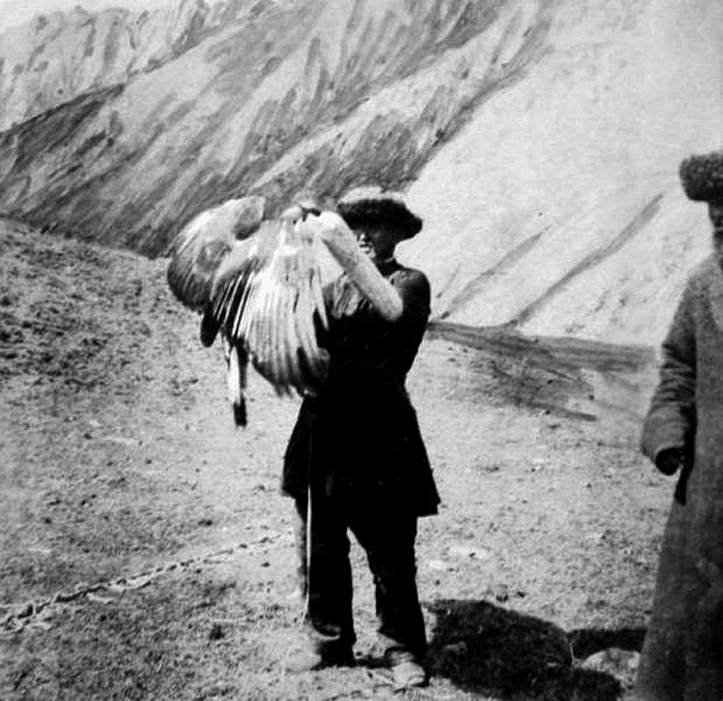 Un chasseur kirghize avec un aigle dompté. Photo CCNCSA Jules Brocherel, Società Geografica Italiana Onlus