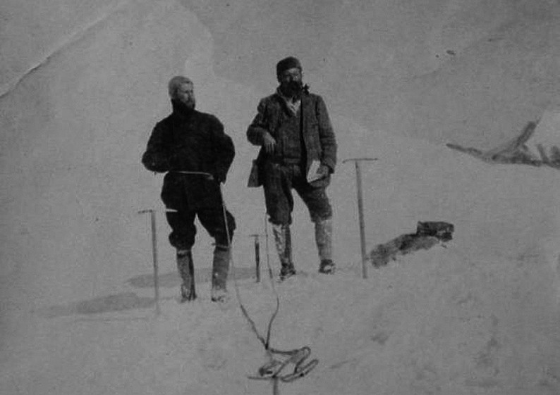 Scipione Borghese et Matthias Zurbriggen au col d'Ak-Moïnok. Photo CCNCSA Jules Brocherel, Società Geografica Italiana Onlus