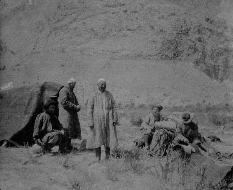 Camp dans la vallée d'Inghiltchik. Photo CCNCSA Jules Brocherel, Società Geografica Italiana Onlus