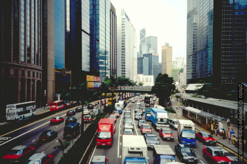 Gloucester Road à Hong Kong le matin. Photo © Alex Medwedeff