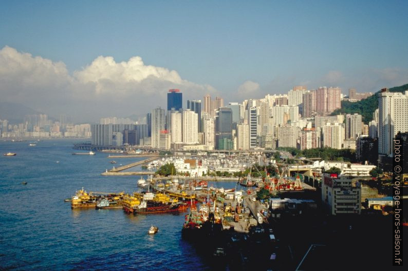 La Causeway Bay et Hong Kong City. Photo © Alex Medwedeff