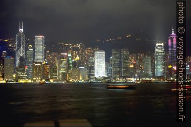 Hong-Kong City pendant la nuit. Photo © Alex Medwedeff