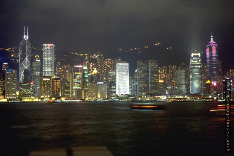 Hong-Kong City pendant la nuit. Photo © Alex Medwedeff