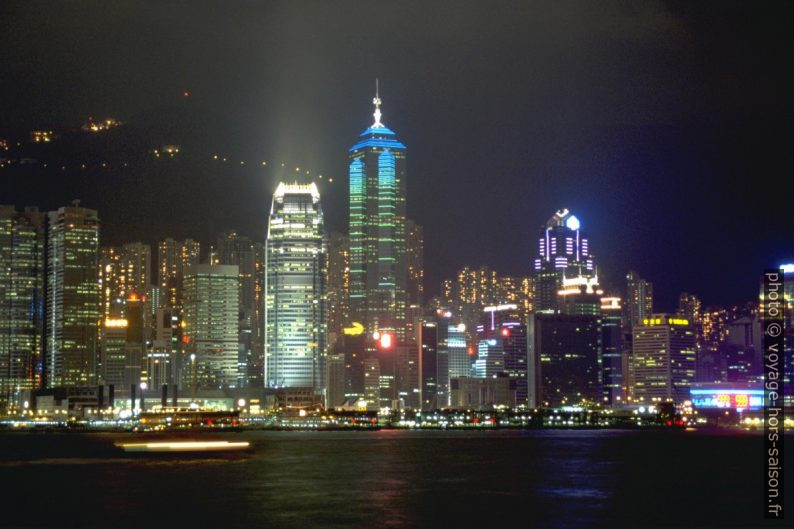 Gratte-ciels illuminés de Hong-Kong. Photo © Alex Medwedeff