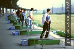 Practice de golf sur une décharge renaturée à Hong-Kong