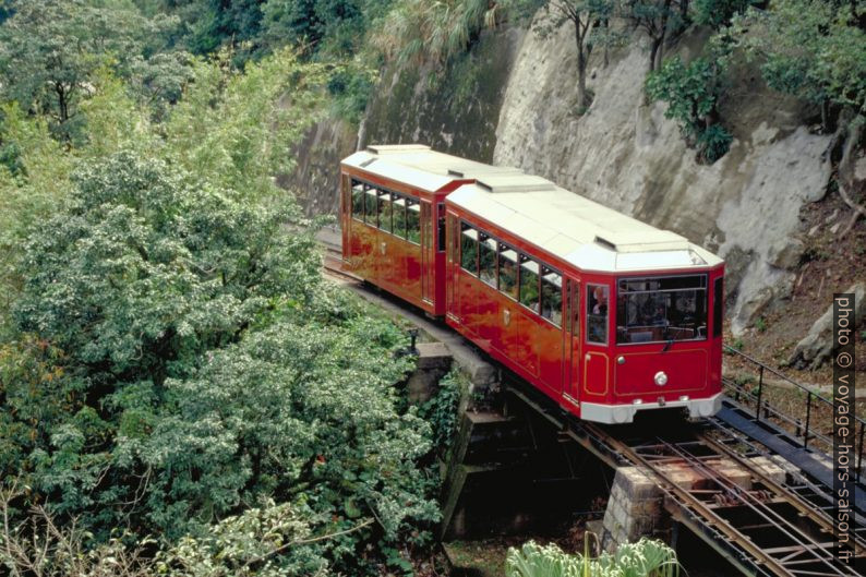 Le funiculaire Peak Tram monte sur le Victoria Peak. Photo © Alex Medwedeff