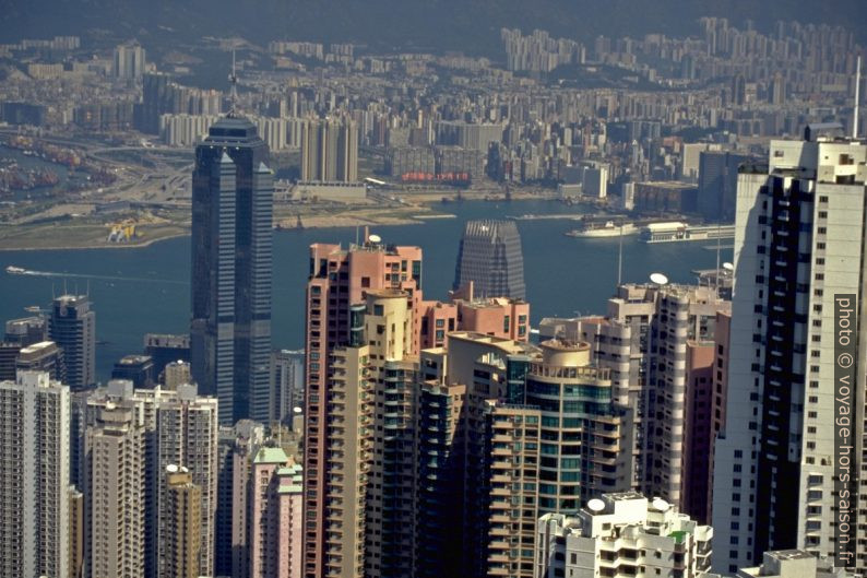 Gratte-ciels de Hong-Kong et West Kowloon au fond. Photo © Alex Medwedeff