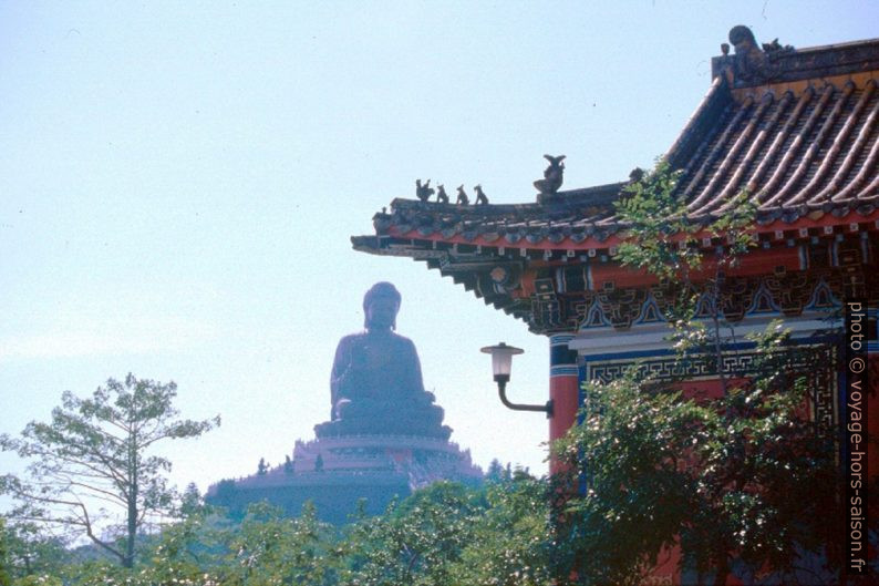 Le Buddha Tian Tan vu du monastère Po Lin. Photo © André M. Winter