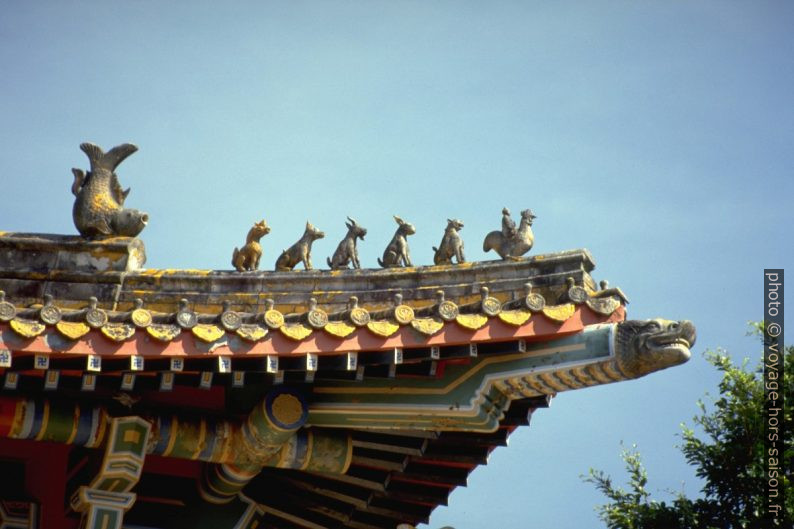 Toit du monastère de Po Lin avec animaux. Photo © Alex Medwedeff