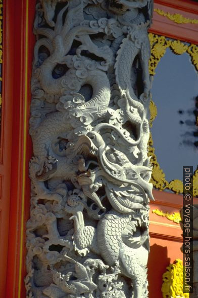 Colone de serpentine dans le monastère de Po Lin. Photo © André M. Winter
