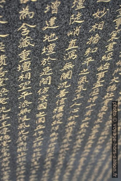 Une plaque commémorative avec caractères chinois. Photo © Alex Medwedeff