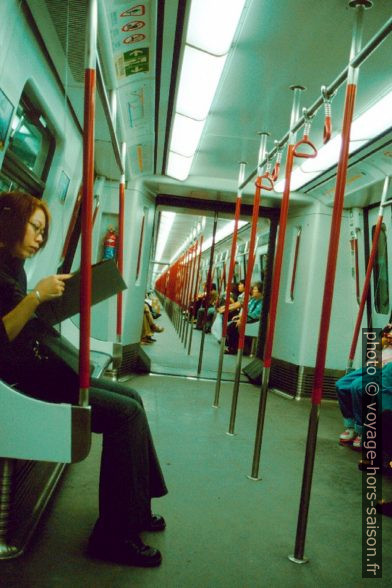 Dans une rame de l'Airport Express à Hong Kong. Photo © André M. Winter