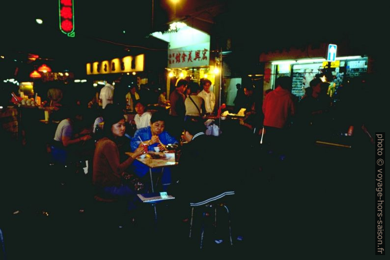 Restaurant de rue de marché de nuit de Kowloon. Photo © André M. Winter
