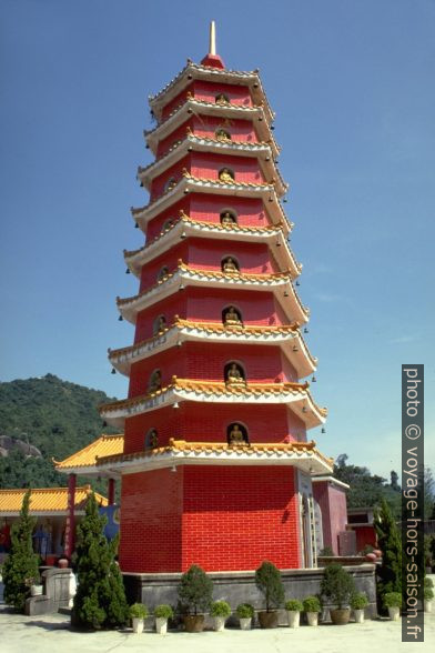 Une pagode dans le monastère des Dix Mille Bouddhas. Photo © André M. Winter