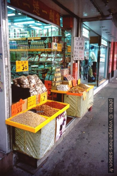 Magasin avec épices et racines séchées chinois. Photo © Alex Medwedeff