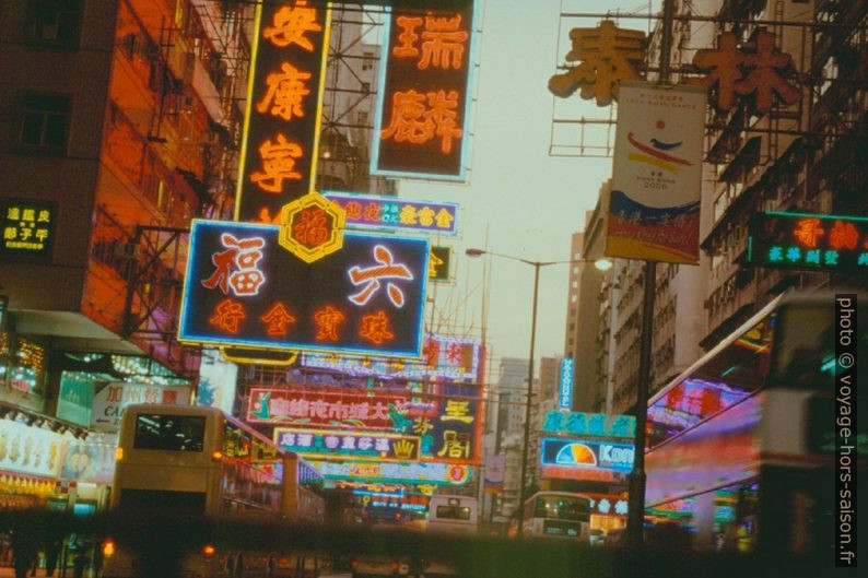 La Nathan Road le Abend. Photo © André M. Winter