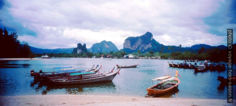 Des bateaux attendent des touristes. Photo © André M. Winter