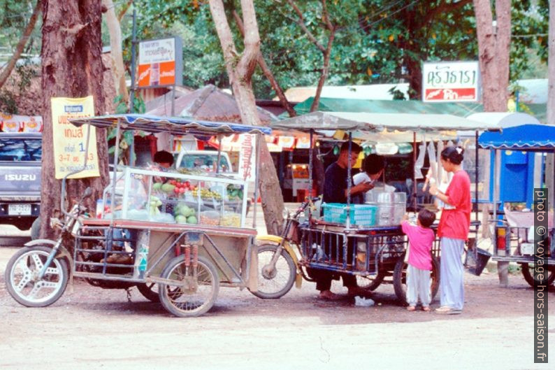 Vente ambulante sur tricyles. Photo © André M. Winter