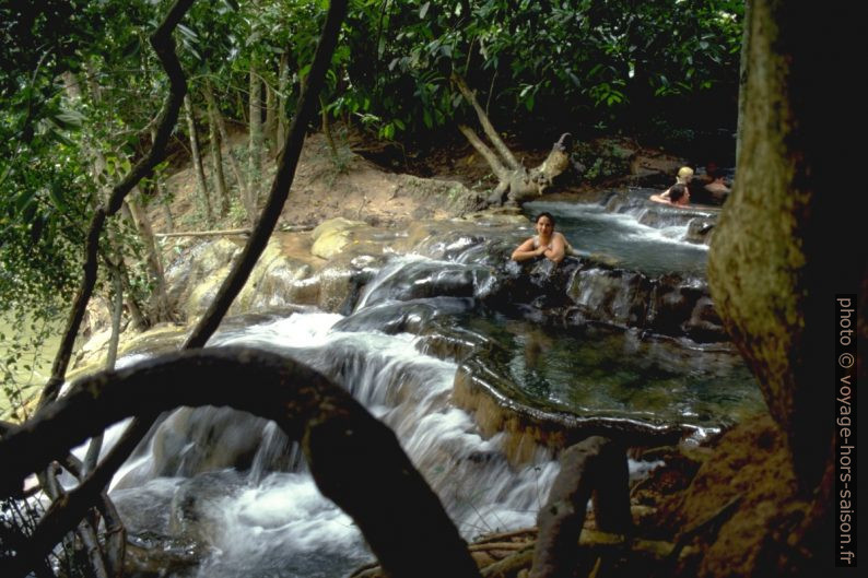 Alex dans les bassins de sources chaudes de Khlong Thom. Photo © André M. Winter