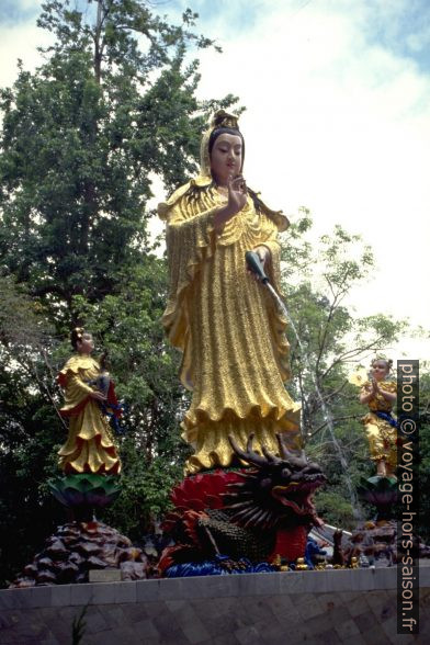 Figure au devant le temple Wat Tham Sua. Photo © André M. Winter