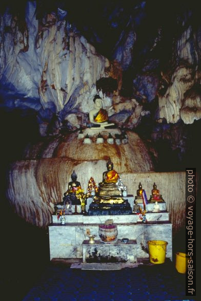 Buddhas dans la grotte du temple Wat Tham Sua. Photo © Alex Medwedeff