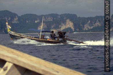 Bateau classique avec moteur de voiture hors bord. Photo © André M. Winter