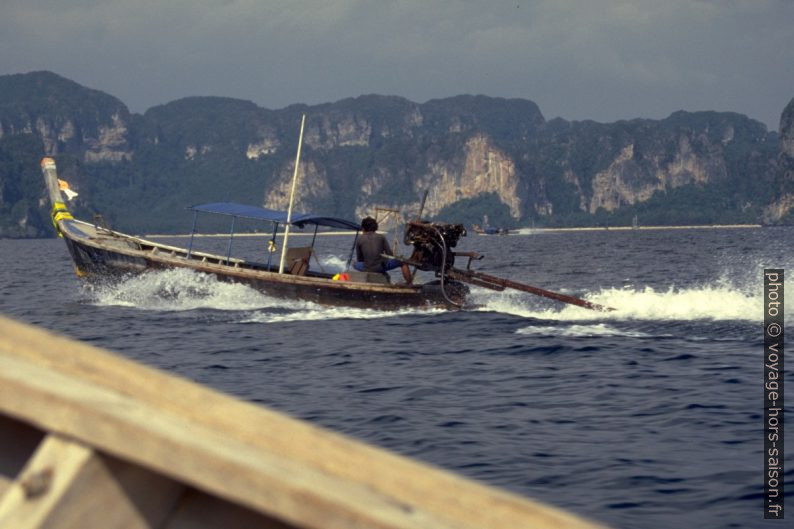 Bateau classique avec moteur de voiture hors bord. Photo © André M. Winter