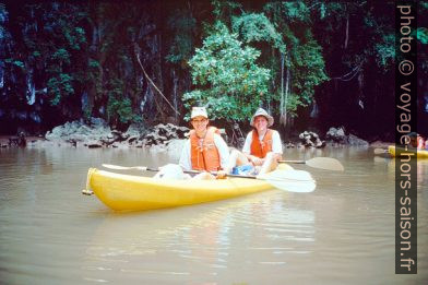 Alex et André en canoë près d'Ao Luk. Photo © André M. Winter