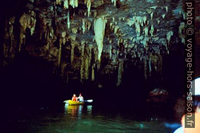 En canoë dans les grottes d'Ao Luk. Photo © André M. Winter