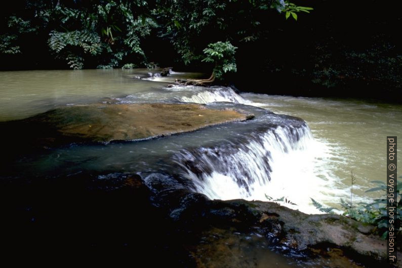 Source karstique dans le Thanboke Koranee National Park. Photo © Alex Medwedeff