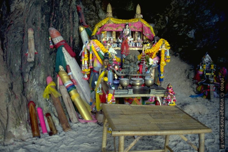 Grotte de Phra Nang avec symboles phalliques. Photo © André M. Winter