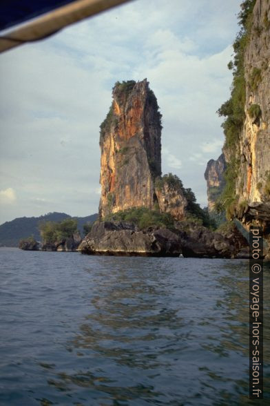Rochers sur la côte de Krabi. Photo © André M. Winter