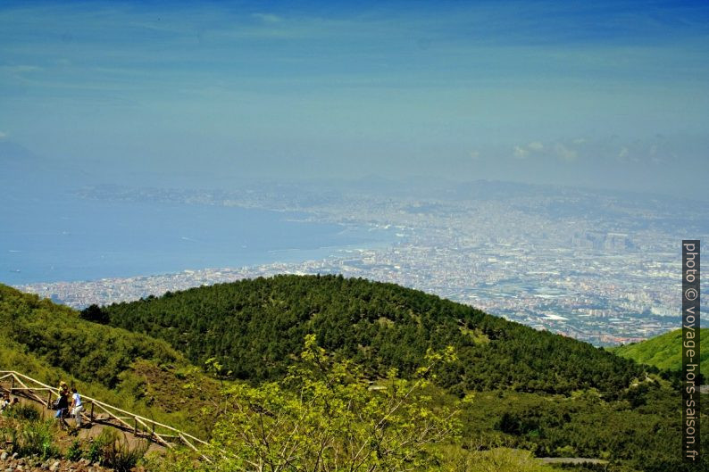 Vue nébuleuse vers Naples. Photo © André M. Winter