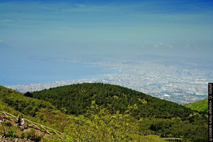 Vue nébuleuse vers Naples. Photo © André M. Winter