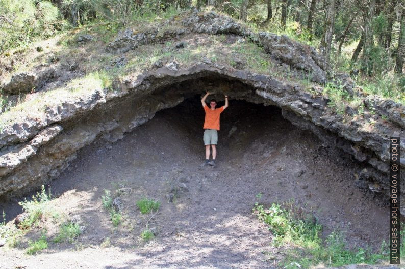 André dans une petite grotte de lave. Photo © Alex Medwedeff