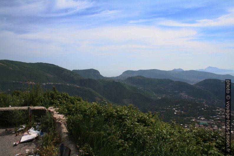 Le Monte Vico Alvano les collines de la Presqu'île de Sorrento. Photo © André M. Winter