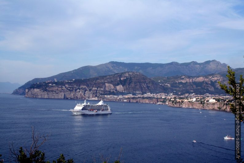 Un navire de croisière dans la Baie de Sorrente. Photo © André M. Winter