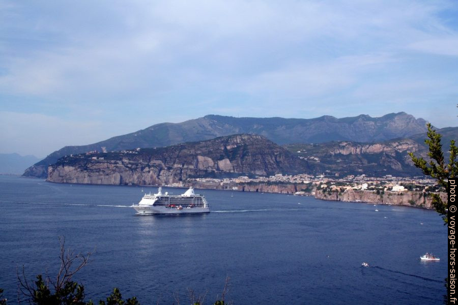 Un navire de croisière dans la Baie de Sorrente. Photo © André M. Winter