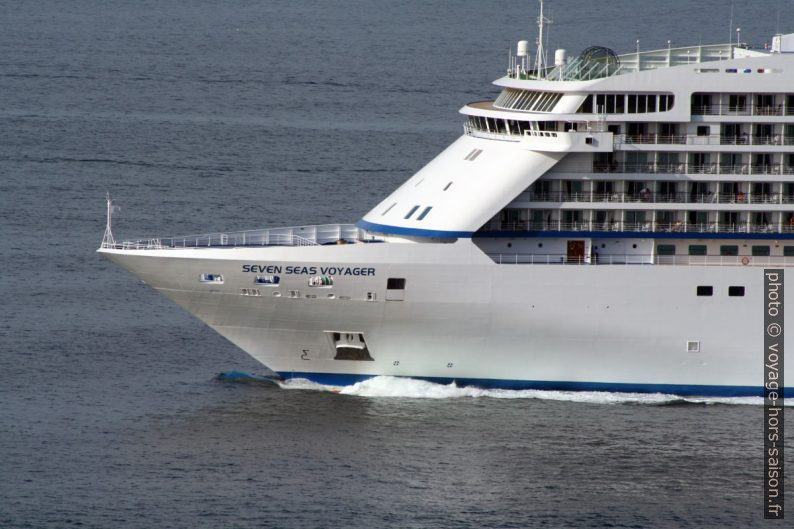 Seven Seas Voyager dans la Baie de Naples. Photo © André M. Winter