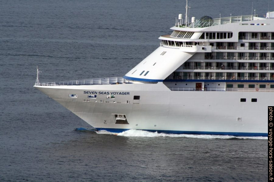 Seven Seas Voyager dans la Baie de Naples. Photo © André M. Winter